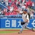 【ヤクルト】バイきんぐがファーストピッチ登場　西村の快速球に捕手役の小峠が悲鳴「手が痛い」