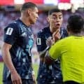 差別撲滅のための新ルールで退場者、パラグアイ選手が手で口を覆う