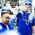 大谷ニュースを紹介中…「なにしてんの」 　美人レポーターにちょっかい出す人物「邪魔すんな笑」