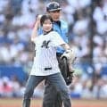 ロッテ　中井亜美が始球式「１週間前からお友達と練習し始めて」大きく外れてはにかむも「９０点ぐらいかなって思います」