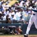 大谷翔平「父の日」仕様の水色バットで２打席目に中前打で出塁　第２子誕生後２試合連続安打