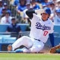 大谷翔平は「大丈夫だ」　左膝を引きずるも…ロバーツ監督は軽症を強調