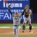 高橋遥人が謝罪する後輩の優しく肩をポンッ　痛恨の悪送球でピンチ拡大→途中交代で猛省の福島圭音をフォロー　エースの自覚が溢れるシーン