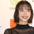 【W杯】｢可愛すぎてファンに｣第2戦キャスターを務めた“早大卒”仮面ライダー女優、健康美あふれる代表ユニ姿に反響｢勝利の女神キター！｣