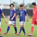 久保建英がユニホーム姿でピッチに登場　チームの記念撮影に参加