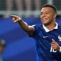 【Ｗ杯】エムバペが２戦連続２発！異例の２時間中断もフランスが連勝…デシャン監督通算１６勝で大会最多タイに