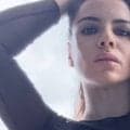 「英国なら逮捕だ」イタリアのセクシー女優、豊かすぎる胸を強調する姿でスタジアムに登場し賛否