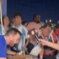 日本サポの慣習がアルゼンチンに波及？「ゴミを溜め込んでいるんだ～！」“絶叫ゴミ拾い”が話題