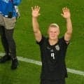ノルウェー怪物の恋人が「Sexy」ハーランドと肩組み＆美脚スラリ…SNSで世界中から熱視線