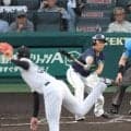 ヤクルト・山野が危険スイングで警告　空振り後にバットがすっぽ抜け　甲子園どよめく