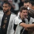 【W杯】｢まさかの日本推し!?｣元ドイツ代表ミュラー、名将クロップの隣で“因縁”の日本代表ユニ着用！カタールの悲劇を越えた胸アツ姿に世界が騒然