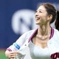 「ただ美しい、神々しい」おへそくっきりのノーバウンド投球　“世界的美女”の「存在に感謝」