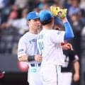 新庄監督が指と指でチュッ　清宮幸と加藤貴がマウンド横で見つめ合う　ＳＮＳ沸く「待ってました～♥笑」「ボスもナイス」