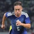 【Ｗ杯】長友佑都、日本人初の５大会連続出場！白いヘアバンドを巻いて後半途中から登場　３９歳２８６日　自身が持つ日本代表の年長出場記録も更新