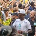 【Ｗ杯】ブラジル代表到着で大混乱…宿舎前に熱狂的サポ殺到　地元警察あきれ顔「３００人と聞いていたが…」