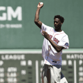 マサチューセッツ州初のNBA全体1位…AJ・ディバンサがMLBレッドソックスのホームで始球式に登場