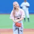 「本格左腕っぽかった」神宮降臨のピンク髪人気美女、サウスポー超美麗フォームにネット驚き「立ち姿も美しい」「可愛すぎるやろ」