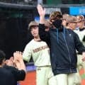 日本ハム・新庄監督　北海道ユニの感想は「うーん。勝てばいいです、勝てば」と笑わせる　着用して２連勝「これ着て寝ます」