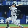 巨人・橋上監督代行「単なる直感で外野フライはちょっと打てるかな」　四回１死一、三塁で投手の井上が右犠飛　右翼の頭上を越えそうな大飛球