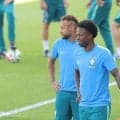 【Ｗ杯】貫禄か余裕か…ブラジル代表ＦＷネイマールが練習中に報道陣に向けウィンク　日本戦に向け最終調整