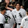 公開された日本人大砲の“近影”　空港で同僚と2ショット、お馴染みの侍アイテム