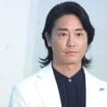 えっ別人！「イケオジですね」グレーヘアをセンターパート＆黒縁メガネ　元大関の人気力士がスマートコーデ　場所中とは雰囲気一変のオフショットに騒然