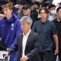 韓国代表が帰国　空港でサッカー協会会長に犬のエサ投げられる　洪明甫前監督「消えろ」コールも