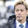 「まさかの巨人師匠被り」本田圭佑の“真っ赤なジャケット”勝負コーデに大物漫才師が「あっ！僕やん」と反応!? 「師匠コーデ！」「髪まで（笑）」「さすがに笑う」