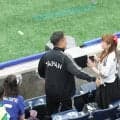 Ｗ杯敗れた長友佑都　妻の平愛梨と客席でハグ！ネット涙「泣けてきた」長友は去就について言及し…
