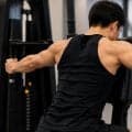 肩を立体的に見せる「リアデルト」とは？リアデルトフライの正しいフォームと効かない原因