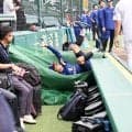 中日　土田龍空が甲子園三塁カメラマン席の転落防止ネットに落ちて強度確認　４月に落下した福永裕基を指差す→福永は口元を緩めて後輩に声かけ
