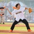 【巨人】QuizKnockの伊沢拓司が始球式で大暴投、恥ずかしそうな表情を浮かべて謝罪