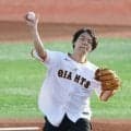巨人戦始球式で伊沢拓司がまたも痛恨の大暴投　７３年ぶり青森開催の大役でまさか　一塁方向へ大きくそれる→謝罪しながらマウンド降りる　２５年６月にも大暴投