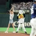 【ソフトバンク】ショーパンから美脚スラリ…モデル貴島明日香「ノーバン目指した」笑顔の始球式