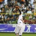 【巨人】浦田俊輔が二塁後方のフライ落球　薄暮の弘前でヤクルト増田も飛球を見失う場面も