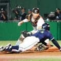 【ヤクルト】リクエスト成功で同点！暴投で１点差→二ゴロで三塁走者岩田幸宏がヘッスラ