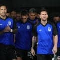 ｢神｣メッシが貫禄＆絶妙の直接FK弾でW杯史上初の7試合連続ゴール！ W杯連覇を目指すアルゼンチン代表の進撃＆スタンドからのメッシコール