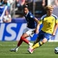 【Ｗ杯】スウェーデン、フランスに完敗で１６強ならず…３バック→４バックに大胆変更もエムバペの先制弾から決壊