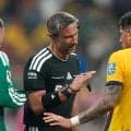エクアドルDF、口元隠して２人目の一発退場　メキシコに完敗し２度目のベスト16に届かず