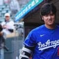 大谷翔平が“超速帰宅”　最後尾で待ち構え…ロバーツ監督とハグ、試合終了から21分後