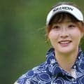 「めちゃビジュいいじゃん」22歳人気女子ゴルファー、白のノースリーブドレスで笑顔「ほんまに可愛いて」