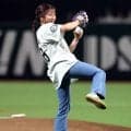 「全然練習通りに...」今村聖奈騎手ノーバンで右打者直撃！　偉業達成の背番号「１６」で始球式に登場