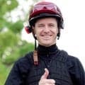 短期免許で来日のジェイソン・コレット騎手が栗東トレセンを初訪問　「ここに来られたことが幸せ」