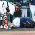 ヤクルト　ドラ１・松下が緊急搬送　左側頭部に１４２キロが直撃　その場に倒れ込み球場騒然　頭を固定して担架で運ばれる　巨人・西館が危険球退場
