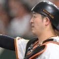 巨人・岸田の左腕に空振りしたバットが当たる　危険スイング適用外　解説の元巨人正捕手「絶対データがあるはず。距離感をちゃんとしないと」