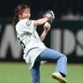 今村聖奈騎手が初めての始球式　サウスポーからまさかの死球「申し訳ないことをしました（笑）。選手の大事な体に」