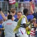 米国監督らは「カントリー・ロード」を合唱　試合後の恒例行事で24年ぶり決勝Tの勝利祝う