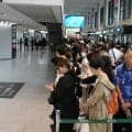 成田空港にサポーター集結…日本代表の帰国便到着１時間前から集まる　久保建英ユニ着用ファンも