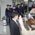 「碧、ありがとう」「お疲れさま」約500人が成田空港で日本代表出迎え　選手は硬い表情で帰国