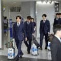日本代表が帰国…ブラジル戦涙の田中碧は神妙な面持ち　ファンから「碧、ありがとう！」の声も